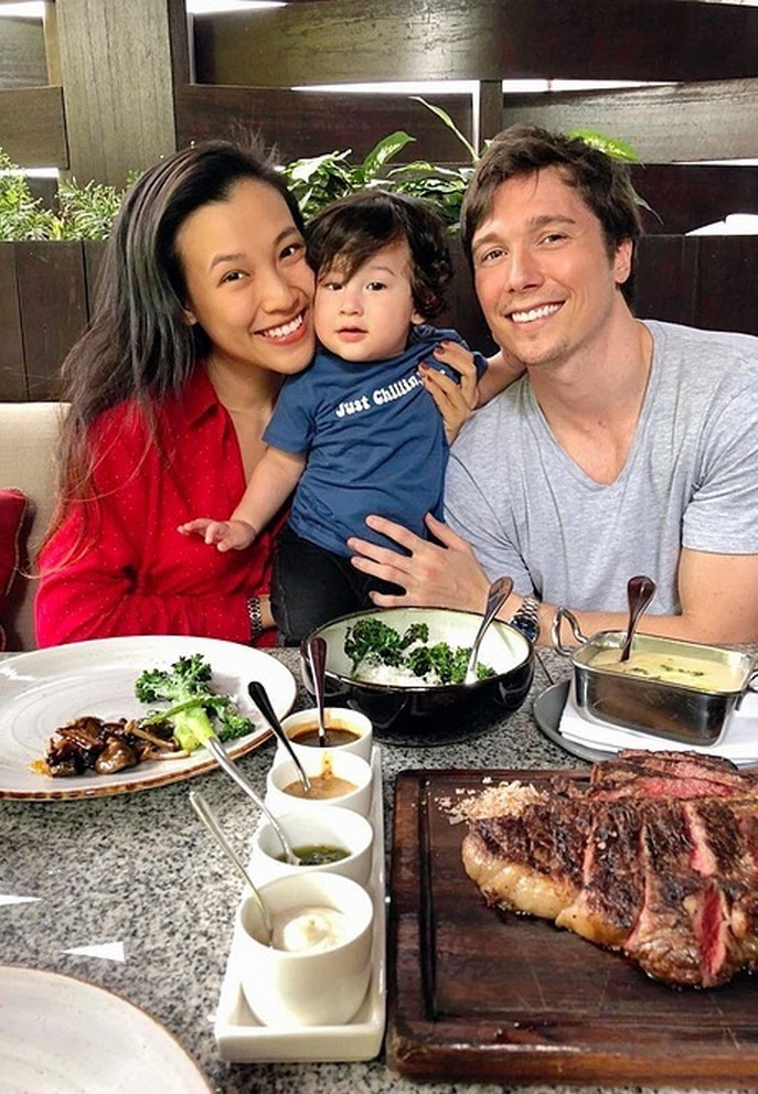Hoàng Oanh khoe được ông xã dẫn đi ăn món bò beefsteak tại nhà hàng cô yêu thích.