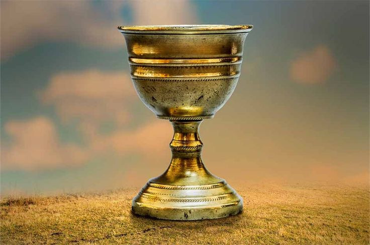  8. Chén Thánh (Holy Grail). Trong truyền thuyết phương Tây, Chén Thánh được coi là biểu tượng của thuốc trường sinh, mang lại sự bất tử và phước lành cho những ai sở hữu nó. Ảnh: Pinterest.