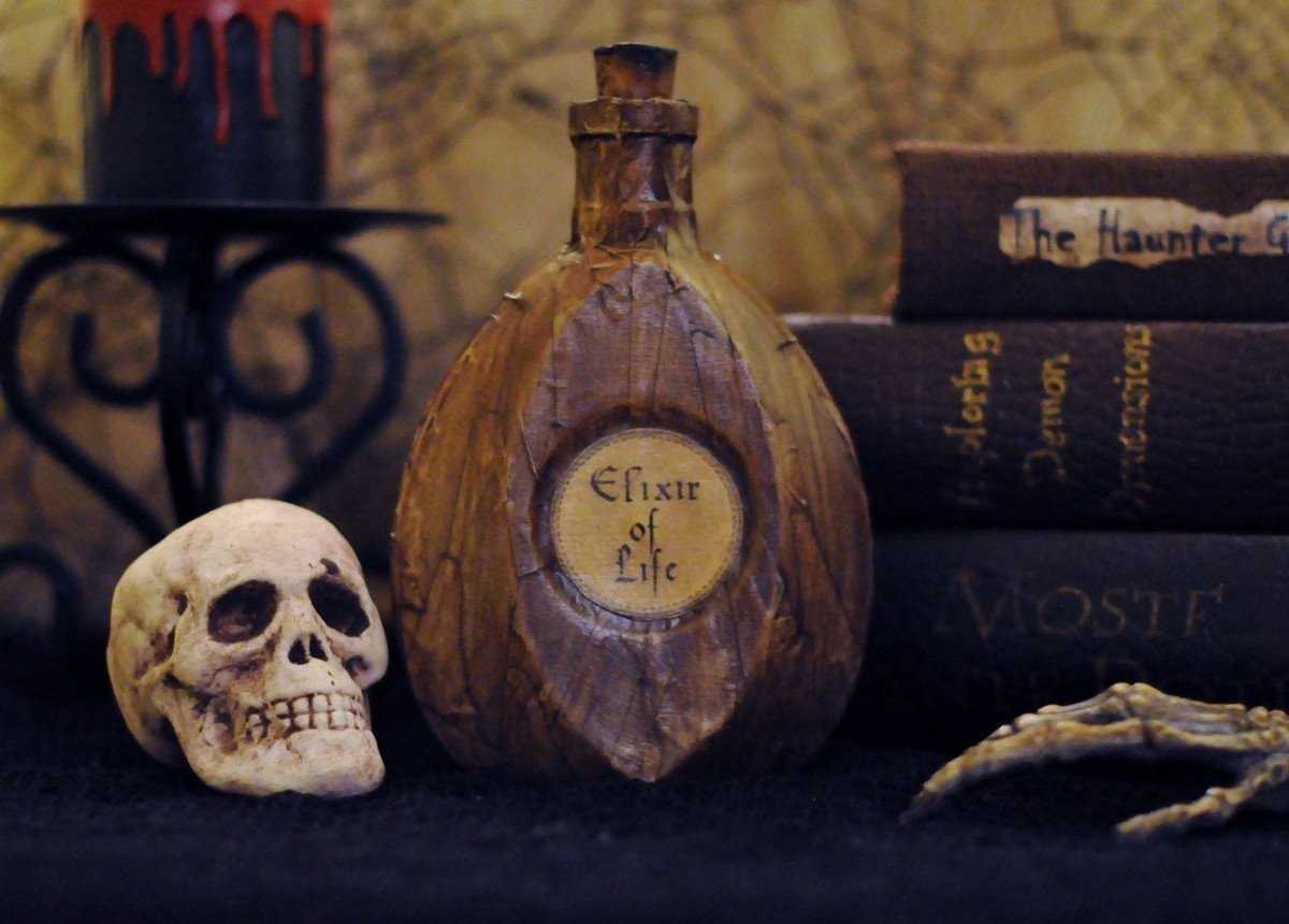  7. Châu Âu thời Trung Cổ. Người châu Âu thời Trung Cổ tin rằng thuốc trường sinh (Elixir of Life) là một chất lỏng kỳ diệu có thể mang lại sự bất tử hoặc chữa lành mọi bệnh tật. Ảnh: Pinterest.