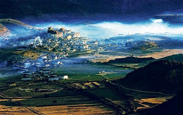  10. Phong cảnh tuyệt đẹp. Trong mô tả của Hilton, Shangri-La là một thung lũng màu mỡ, đầy hoa lá, suối nước trong xanh, và khí hậu dễ chịu, trái ngược với môi trường khắc nghiệt bên ngoài. Ảnh: Pinterest.