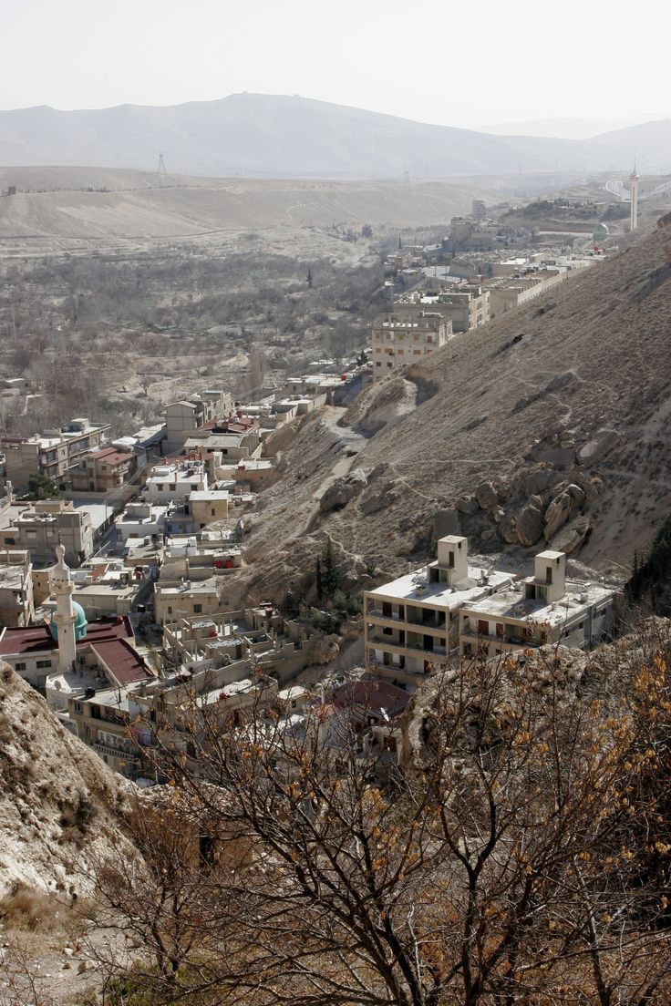  12. Maloula. Maloula là một ngôi làng nổi tiếng với những nhà thờ và tu viện cổ, nơi cư dân vẫn sử dụng tiếng Aramaic, ngôn ngữ được cho là của Chúa Giêsu. Hai nhà thờ nổi tiếng ở nơi đây là Tu viện Thánh Sergius và Tu viện Thánh Thecla. Ảnh: Pinterest.