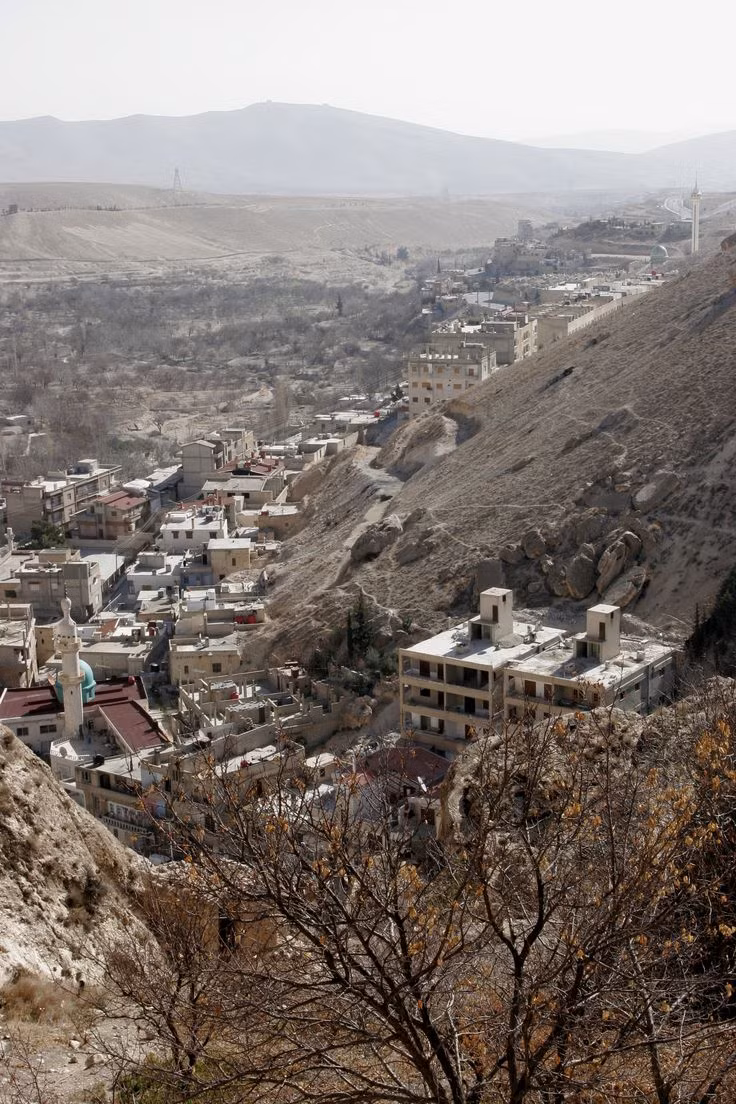  12. Maloula. Maloula là một ngôi làng nổi tiếng với những nhà thờ và tu viện cổ, nơi cư dân vẫn sử dụng tiếng Aramaic, ngôn ngữ được cho là của Chúa Giêsu. Hai nhà thờ nổi tiếng ở nơi đây là Tu viện Thánh Sergius và Tu viện Thánh Thecla. Ảnh: Pinterest.