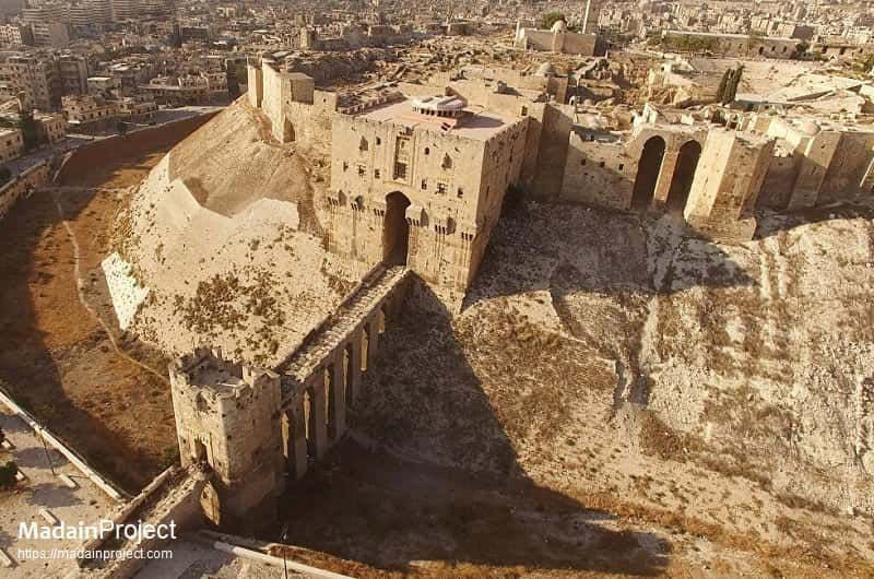  2. Thành cổ Aleppo. Aleppo, một trung tâm thương mại quan trọng trên Con đường Tơ lụa, có pháo đài Aleppo (Citadel of Aleppo), một Di sản thế giới UNESCO khác của Syria. Đây là một trong những pháo đài Hồi giáo lớn nhất và đẹp nhất còn sót lại. Ảnh: Pinterest.