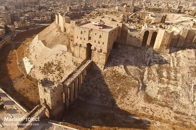  2. Thành cổ Aleppo. Aleppo, một trung tâm thương mại quan trọng trên Con đường Tơ lụa, có pháo đài Aleppo (Citadel of Aleppo), một Di sản thế giới UNESCO khác của Syria. Đây là một trong những pháo đài Hồi giáo lớn nhất và đẹp nhất còn sót lại. Ảnh: Pinterest.