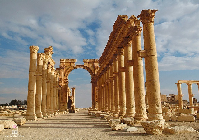  3. Palmyra. Palmyra, hay Tadmor, từng là một thành phố ốc đảo nổi tiếng của Đế quốc La Mã. Nơi đây sở hữu các công trình như Đền Bel, Khải Hoàn Môn, và Nhà hát La Mã, được coi là biểu tượng của sự giao thoa văn hóa Đông – Tây. Ảnh: Pinterest.