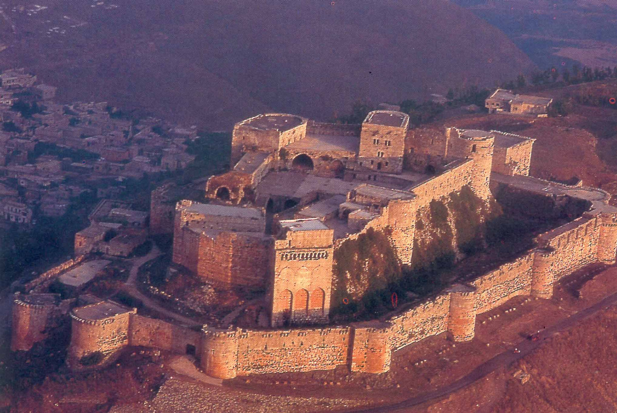  4. Krak des Chevaliers. Là một trong những pháo đài Thập tự chinh nổi tiếng nhất thế giới, Krak des Chevaliers nằm trên đỉnh đồi, từng là căn cứ chiến lược của quân Thập tự chinh. Công trình này đã được UNESCO công nhận là Di sản Thế giới. Ảnh: Pinterest.