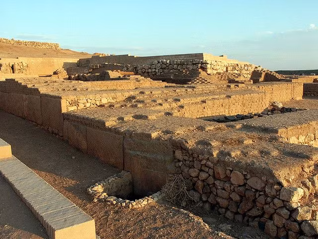  7. Ebla (Tell Mardikh). Ebla là một thành phố cổ gắn với vương quốc Elba, một trong những vương hưng thịnh ở vùng Lưỡng Hà cổ đại. Nơi đây là một kho tàng khảo cổ học quan trọng, nơi đã phát lộ thư viện chứa hàng ngàn bảng đất sét viết bằng chữ hình nêm. Ảnh: Pinterest.