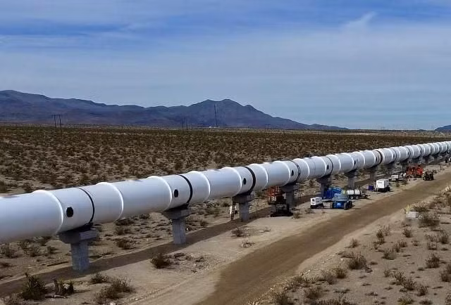  12. Thử nghiệm thành công. Vào tháng 11/2020, Virgin Hyperloop đã thực hiện chuyến đi có người lái đầu tiên với tốc độ 172 km/h tại Nevada, Hoa Kỳ. Ảnh: Pinterest.
