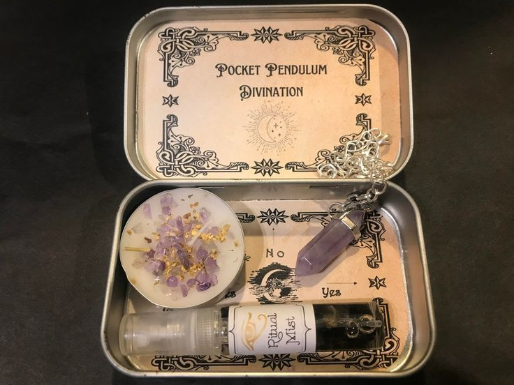  Bói qua vật phẩm:: Trong lịch sử, nhiều nền văn hóa đã sử dụng các vật phẩm đặc biệt để tiên đoán tương lai, như các viên đá, lá cây, và các hiện tượng tự nhiên như sấm sét, hoặc sự chuyển động của côn trùng. Ảnh: Pinterest.