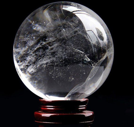  Bói qua quả cầu thủy tinh: Một trong những hình ảnh phổ biến trong văn hóa phương Tây là hình ảnh của các nhà tiên tri nhìn vào quả cầu thủy tinh để thấy tương lai. Truyền thống này có nguồn gốc từ thế kỷ 16 ở châu Âu. Ảnh: Pinterest.