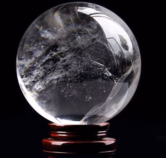  Bói qua quả cầu thủy tinh: Một trong những hình ảnh phổ biến trong văn hóa phương Tây là hình ảnh của các nhà tiên tri nhìn vào quả cầu thủy tinh để thấy tương lai. Truyền thống này có nguồn gốc từ thế kỷ 16 ở châu Âu. Ảnh: Pinterest.