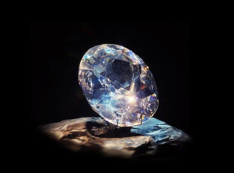  3. Một biểu tượng quyền lực. Trong suốt lịch sử, Koh-i-Noor không chỉ là viên kim cương quý giá mà còn là biểu tượng của quyền lực và sự thống trị. Ảnh: Pinterest.