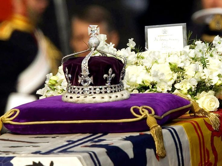  15. Một di sản đầy tranh cãi. Mặc dù Koh-i-Noor là một phần trong kho báu Hoàng gia Anh, nhiều người vẫn xem viên kim cương này là biểu tượng của tội ác thực dân, dẫn đến các lời kêu gọi hoàn trả. Ảnh: Pinterest.