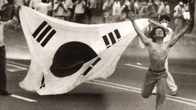 Một số nguồn ước tính số người thiệt mạng dao động từ 200 đến 600 người, mặc dù con số chính thức vẫn gây tranh cãi. Ảnh: Pinterest.