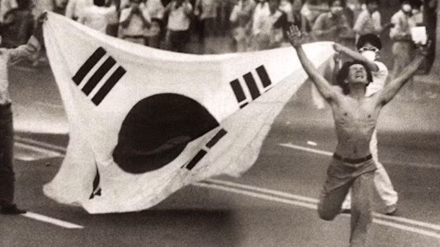 Một số nguồn ước tính số người thiệt mạng dao động từ 200 đến 600 người, mặc dù con số chính thức vẫn gây tranh cãi. Ảnh: Pinterest.