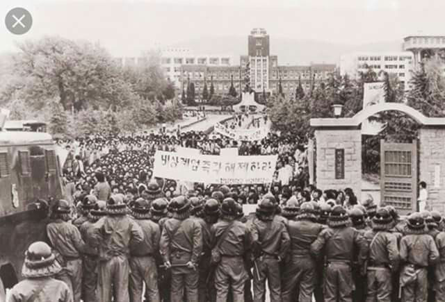  3. Sự đàn áp đẫm máu. Các hành động bạo lực đạt đến đỉnh điểm vào ngày 27/5, khi quân đội tiến hành chiến dịch chiếm lại thành phố Gwangju, dẫn đến cái chết của hàng trăm người. Ảnh: Pinterest.