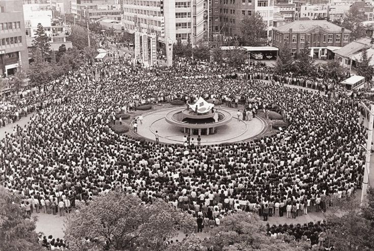 Một cuộc biểu tình lớn bùng nổ ở Gwangju vào ngày 18/5/1980. Quân đội được điều động trấn áp người biểu tình. Bạo lực leo thang khi quân đội sử dụng vũ khí sát thương để trấn áp dân thường. Ảnh: Pinterest.