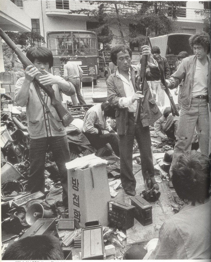  2. Phong trào dân chủ Gwangju. Sinh viên và người dân tại thành phố Gwangju đã phản đối mạnh mẽ việc thiết quân luật, kêu gọi dân chủ và chấm dứt sự cai trị quân sự. Ảnh: Pinterest.