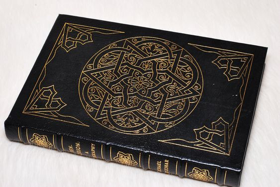  6. Zohar – Tác phẩm kinh điển. Zohar (Sách của ánh sáng) là văn bản trung tâm của Kabbalah, được viết vào thế kỷ 13. Nó cung cấp các bình luận thần bí về Torah và giải thích về bản chất vũ trụ. Ảnh: Pinterest.