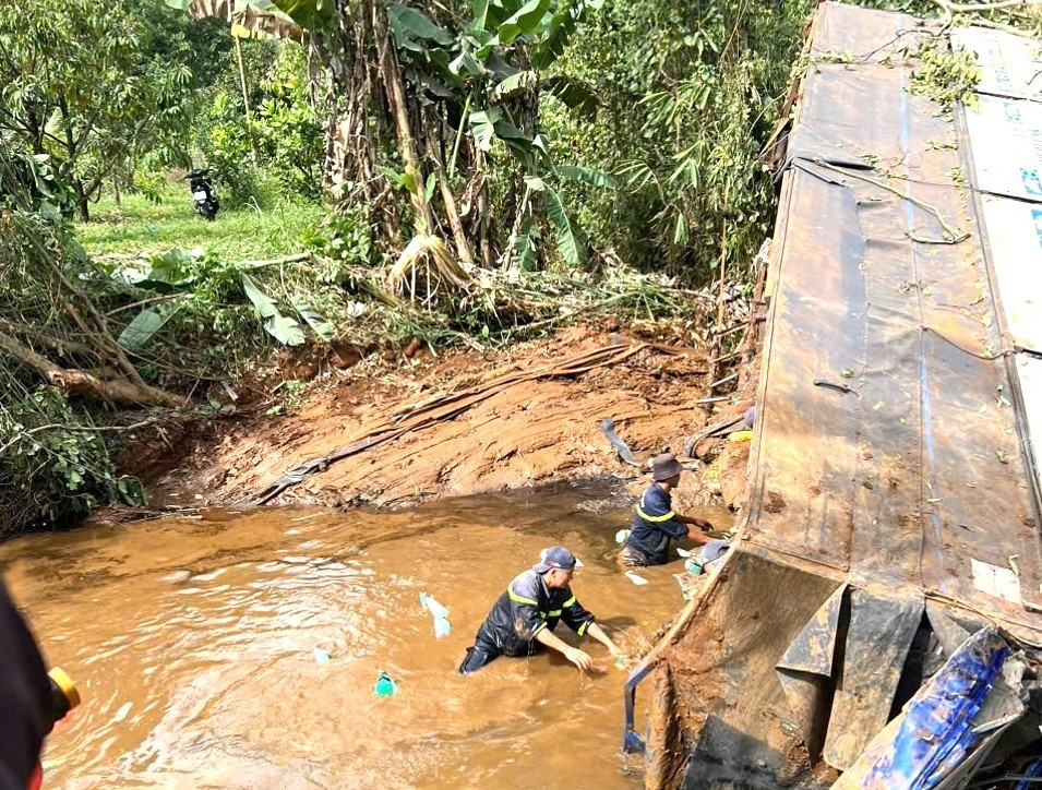 Cận cảnh cứu hộ xe tải chở 18 tấn phân bón lao xuống suối - Hình 2 Can canh cuu ho xe tai cho 18 tan phan bon lao xuong suoi-Hinh-2