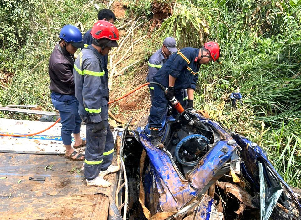 Cận cảnh cứu hộ xe tải chở 18 tấn phân bón lao xuống suối - Hình 3 Can canh cuu ho xe tai cho 18 tan phan bon lao xuong suoi-Hinh-3