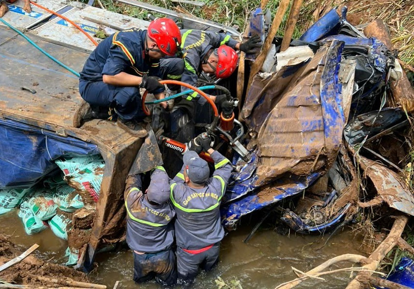 Cận cảnh cứu hộ xe tải chở 18 tấn phân bón lao xuống suối Can canh cuu ho xe tai cho 18 tan phan bon lao xuong suoi