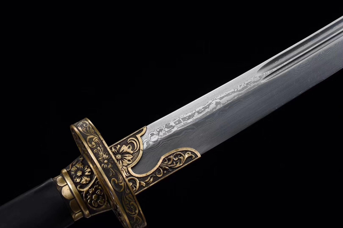  3. Độ sắc bén huyền thoại. Những thanh kiếm làm từ thép Damascus có độ sắc bén vượt trội, được cho là có thể chẻ đôi sợi tóc hoặc cắt xuyên qua giáp sắt mà không bị mẻ. Ảnh: Pinterest.