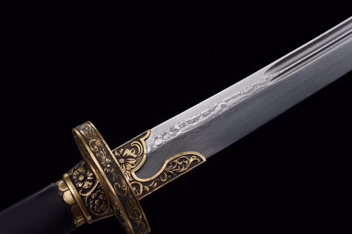  3. Độ sắc bén huyền thoại. Những thanh kiếm làm từ thép Damascus có độ sắc bén vượt trội, được cho là có thể chẻ đôi sợi tóc hoặc cắt xuyên qua giáp sắt mà không bị mẻ. Ảnh: Pinterest.