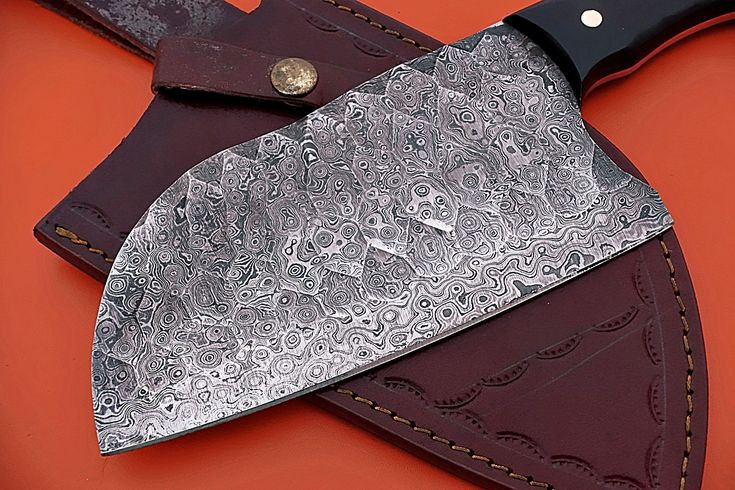  14. Tái tạo hiện đại. Ngày nay, các thợ rèn đã phát triển kỹ thuật "thép Damascus giả" (pattern-welded Damascus) để tái tạo hoa văn, nhưng không thể hoàn toàn sao chép tính chất của thép Damascus nguyên bản. Ảnh: Pinterest.