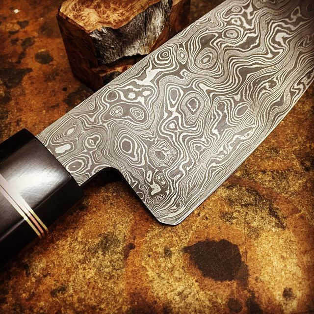  13. Quy trình luyện đặc biệt. Luyện thép Damascus yêu cầu kiểm soát nhiệt độ rất chính xác. Chỉ cần sai lệch nhỏ, quá trình sẽ thất bại, làm mất đi đặc tính vượt trội của thép. Ảnh: Pinterest.