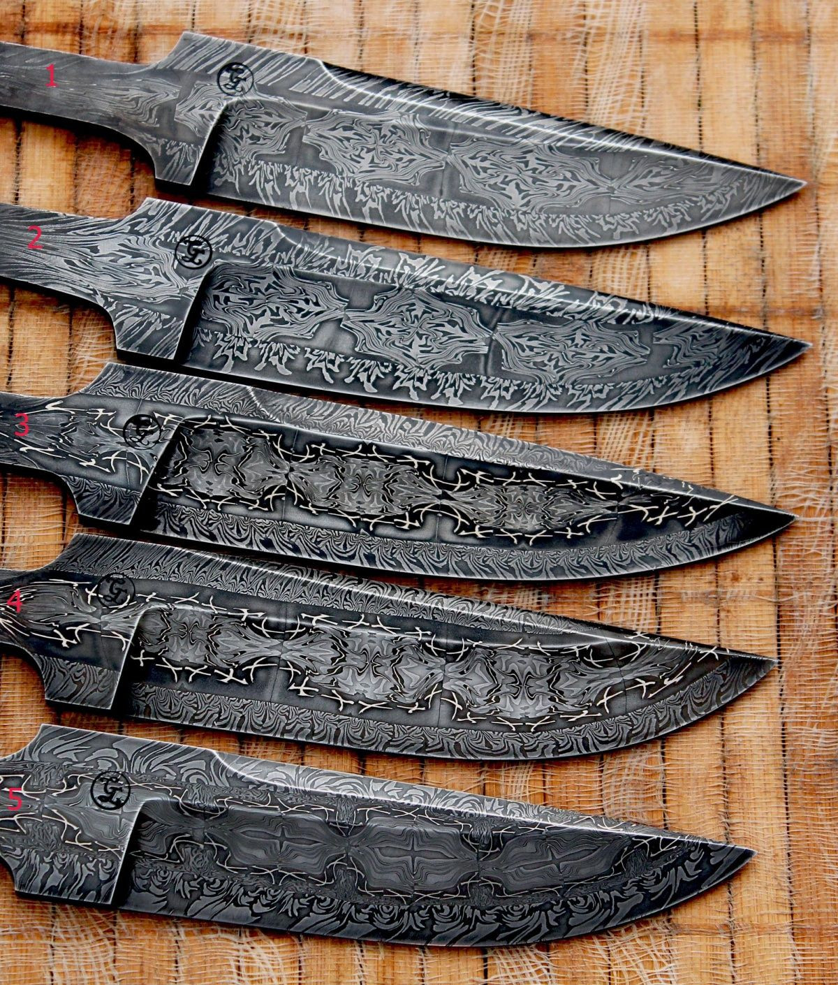  8. Hoa văn độc bản. Hoa văn đặc trưng trên thép Damascus không thể được tái tạo hoàn toàn giống nhau trên mỗi lưỡi kiếm, làm cho mỗi sản phẩm trở thành một tác phẩm nghệ thuật độc bản. Ảnh: Pinterest.