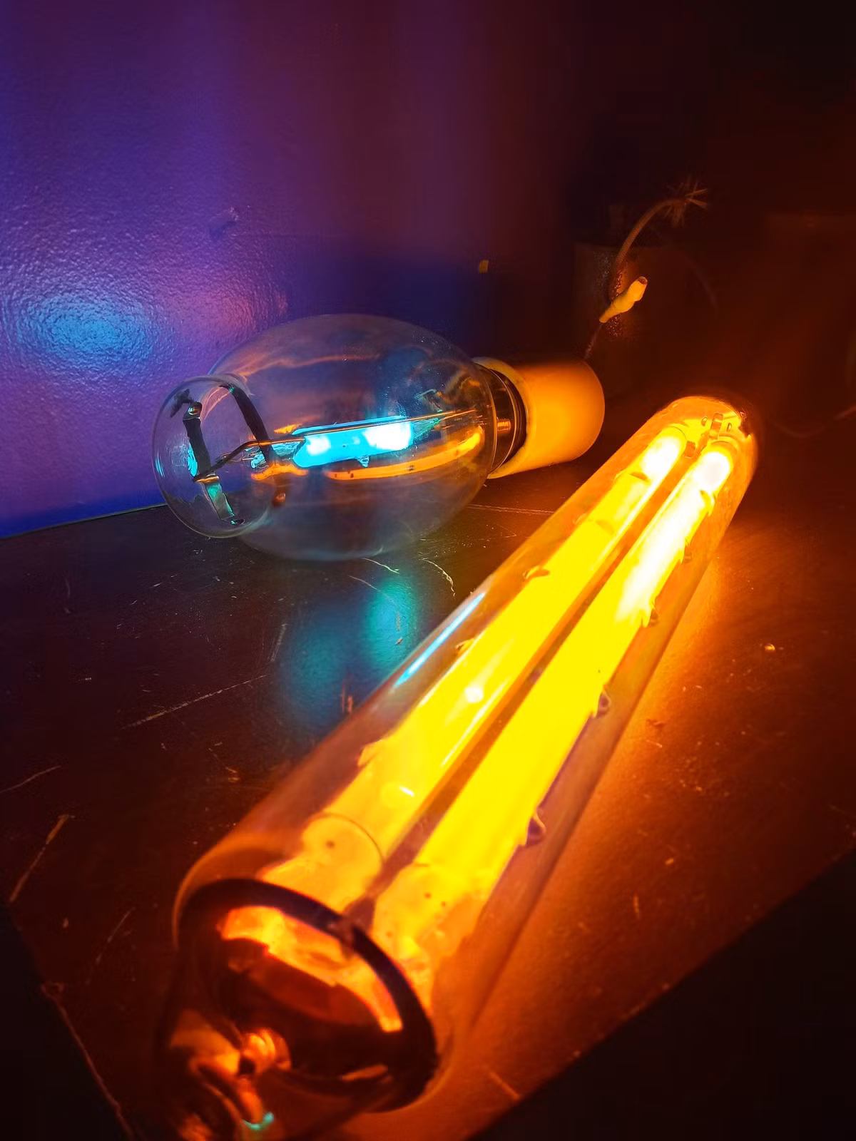  13. Sử dụng trong đèn huỳnh quang. Đèn huỳnh quang và đèn hơi thủy ngân sử dụng hơi thủy ngân để tạo ra ánh sáng. Việc xử lý các đèn này đòi hỏi sự cẩn thận để tránh ô nhiễm. Ảnh: Pinterest.