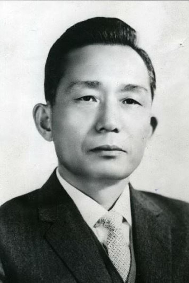  2. Park Chung-hee (1961–1979). Park Chung-hee nổi tiếng với chế độ độc tài quân sự, thực thi các chính sách đàn áp tự do ngôn luận và giam giữ hàng loạt các nhà bất đồng chính kiến. Chính quyền của ông cũng bị chỉ trích vì ưu ái các chaebol, tạo nền móng cho các mối quan hệ thân hữu giữa chính phủ và doanh nghiệp. Ảnh: Pinterest.