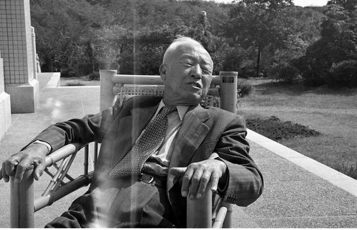  1. Syngman Rhee (Tổng thống đầu tiên, 1948–1960). Tống thống Hàn Quốc Syngman Rhee bị cáo buộc thao túng cuộc bầu cử năm 1960 để kéo dài nhiệm kỳ. Cuộc bầu cử này dẫn đến các cuộc biểu tình rầm rộ, còn được gọi là Cách mạng Tháng Tư, buộc ông phải từ chức và lưu vong sang Hawaii. Ảnh: Pinterest.