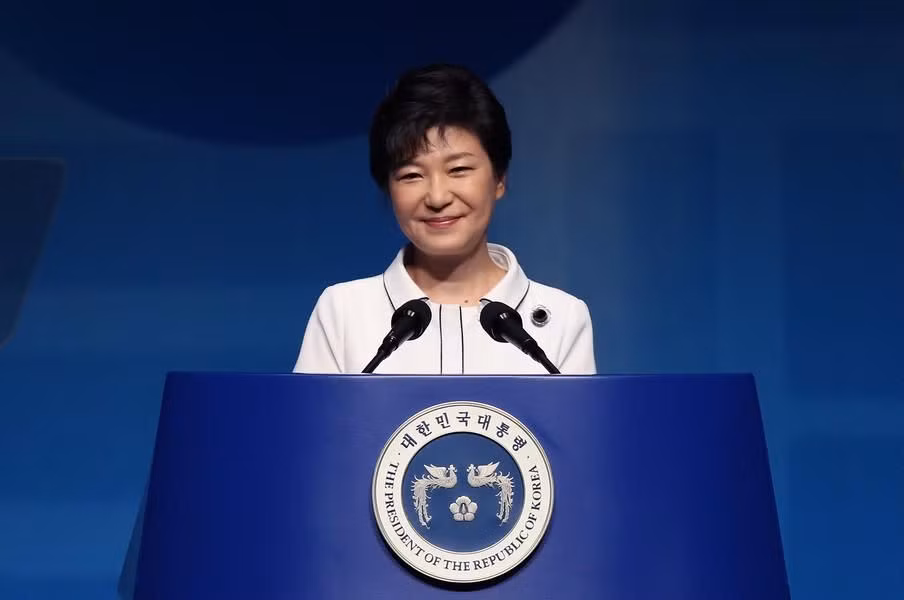  9. Park Geun-hye (2013–2017). Park Geun-hye bị phế truất vào năm 2017 sau khi bị cáo buộc để người bạn thân Choi Soon-sil can thiệp vào chính sách quốc gia và nhận hối lộ từ các tập đoàn lớn như Samsung. Vụ bê bối này đã làm bùng nổ các cuộc biểu tình quy mô lớn. Ảnh: Pinterest.