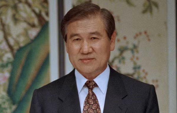  4. Roh Tae-woo (1988–1993). Roh Tae-woo bị kết án vì thiết lập quỹ đen trị giá hàng tỷ USD từ các tập đoàn lớn. Ông bị tuyên án 17 năm tù nhưng được ân xá sau đó. Ảnh: The Korea Post.