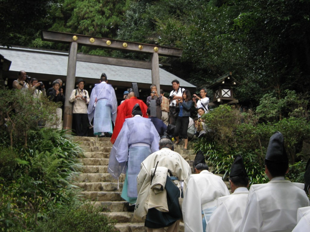  14. Lễ hội liên quan. Nhiều lễ hội Nhật Bản thờ phụng Amaterasu, điển hình là lễ hội Kannamesai tại đền Ise, nơi người dân dâng lúa gạo mới thu hoạch để cảm tạ nữ thần. Ảnh: Green Shinto.