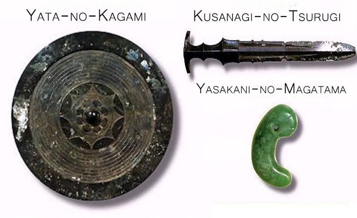  10. Thần khí thiêng liêng. Amaterasu trao tặng ba báu vật thiêng liêng (gọi là Tam khí thần đạo) cho hậu duệ của mình: Thanh kiếm Kusanagi (sức mạnh); viên ngọc Yasakani no Magatama (lòng nhân từ); gương Yata no Kagami (sự thông tuệ). Ảnh: Pinterest.