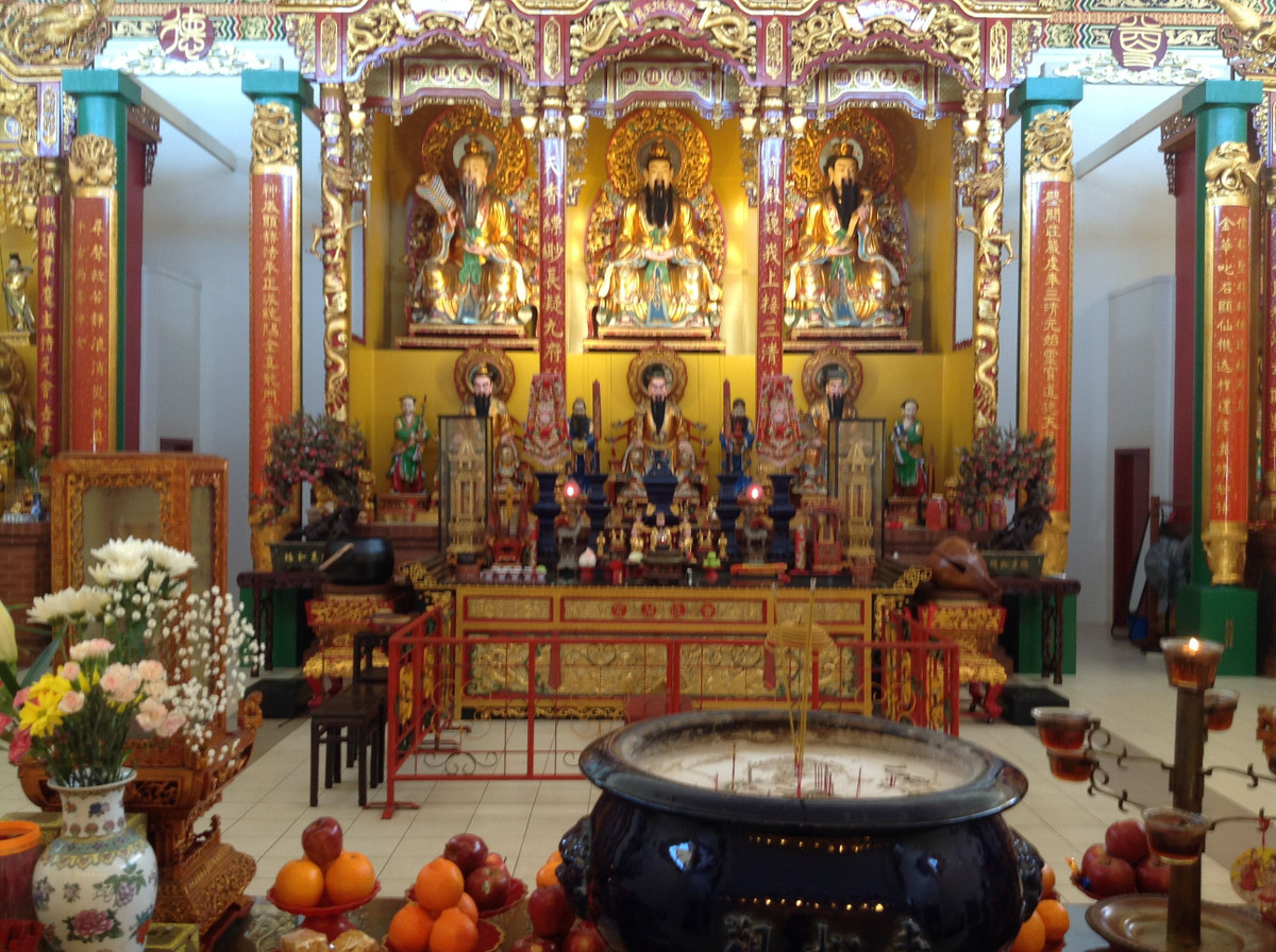  15. Đạo Lão và tôn thờ thần linh. Mặc dù Đạo Lão không phải là một tôn giáo thần thánh chính thức, nhưng trong các giai đoạn sau, Đạo Lão phát triển các hình thức thờ cúng thần linh và tạo ra các đền thờ, trong đó các vị thần Lão Tử, Ngọc Hoàng và các thần khác được tôn thờ. Ảnh: Pinterest.