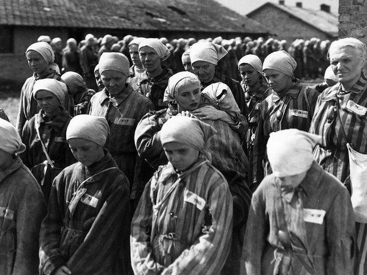  10. Số phận của phụ nữ. Phụ nữ Do Thái thường phải chịu sự tàn bạo khủng khiếp: bị cưỡng hiếp, sát hại, hoặc bị buộc làm nô lệ tình dục trước khi chết. Ảnh: Pinterest.