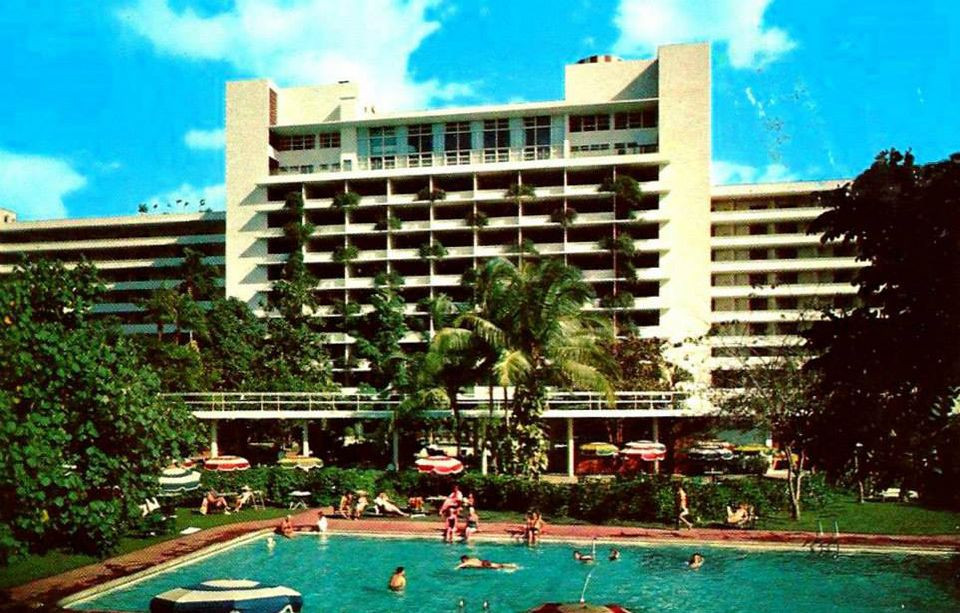  1. Bối cảnh và nguyên nhân. Vụ việc xảy ra buổi tối ngày 31/12/1986, chỉ vài giờ trước khi đón chào năm mới tại khách sạn Dupont Plaza, một khu nghỉ dưỡng cao cấp tại San Juan, Puerto Rico. Ảnh: Pinterest.