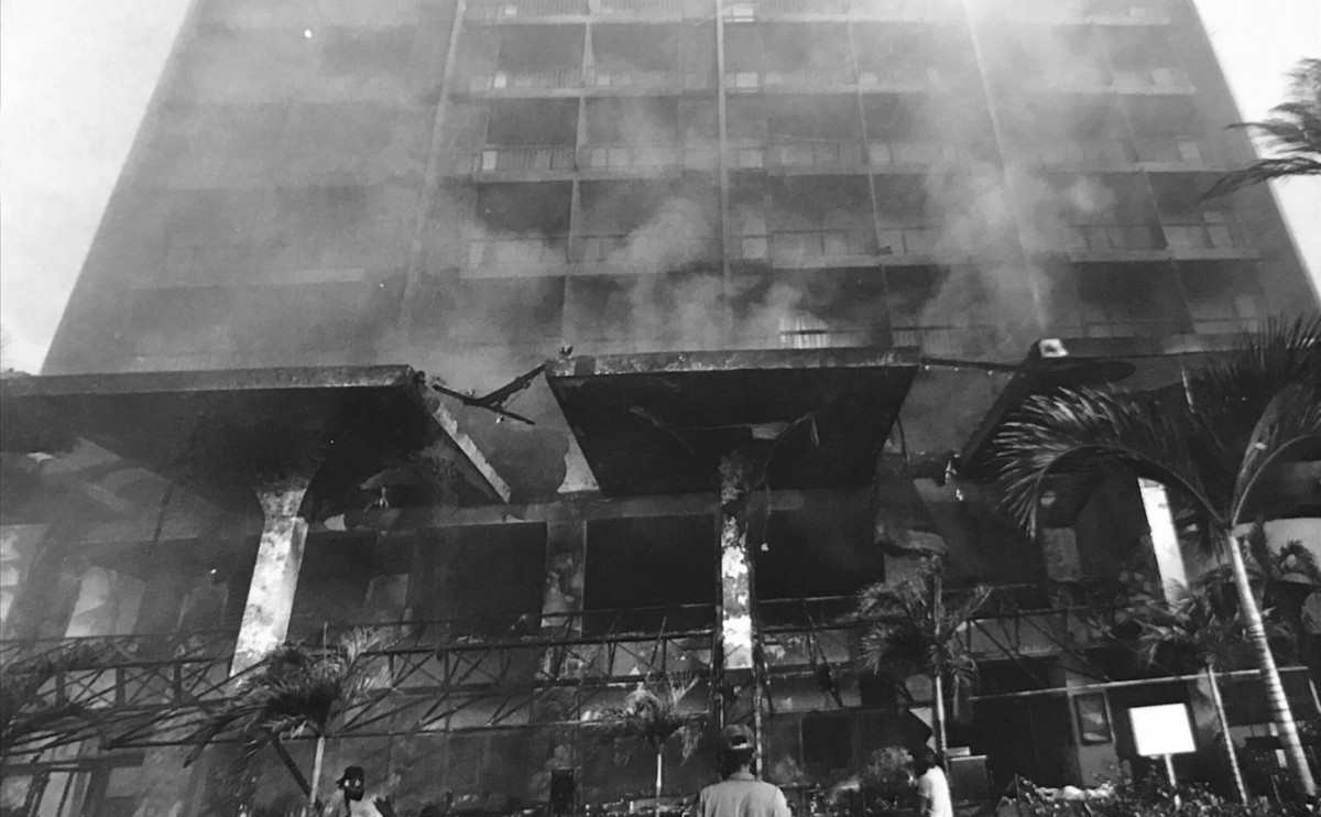  7. Lời nhắc nhở. Đây không chỉ là một thảm kịch về mặt con người mà còn là một lời cảnh tỉnh về trách nhiệm xã hội, đặc biệt trong việc xử lý các vấn đề lao động và an toàn nơi làm việc. Nó nhấn mạnh sự cần thiết của đối thoại và giải quyết mâu thuẫn một cách hòa bình để tránh những hậu quả không mong muốn. Ảnh: Tony.