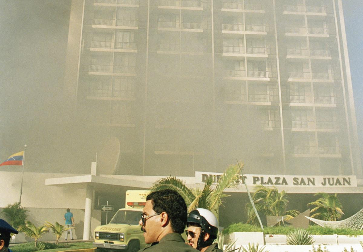  2. Diễn biến vụ cháy. Một nhóm nhân viên bất mãn đã quyết định "dạy một bài học" cho ban quản lý bằng cách gây ra một vụ cháy. Họ đổ xăng và châm lửa tại khu vực sảnh tiệc tầng một, nơi chứa đầy các vật liệu dễ cháy. Ảnh: X.