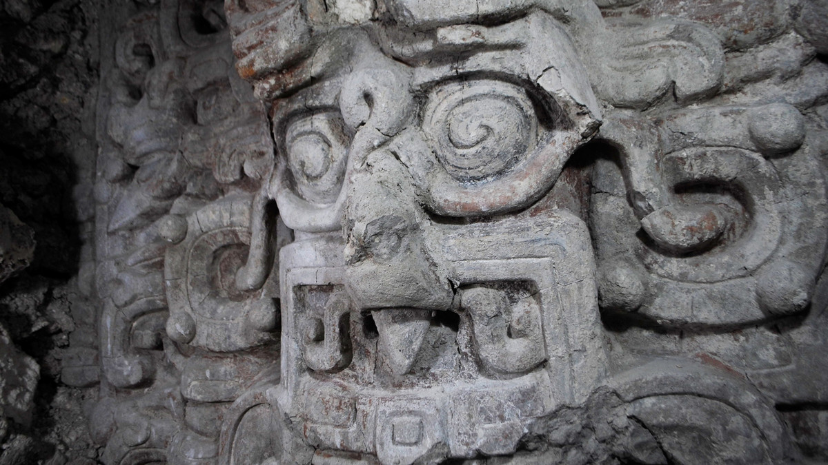  9. Ngôi đền Maya cổ đại ở Guatemala. Tàn tích một ngôi đền lớn của văn Minh Maya được tìm thấy tại El Zotz với các bức phù điêu minh họa mối liên hệ giữa các triều đại Maya. Ảnh: Natgeofe.com.