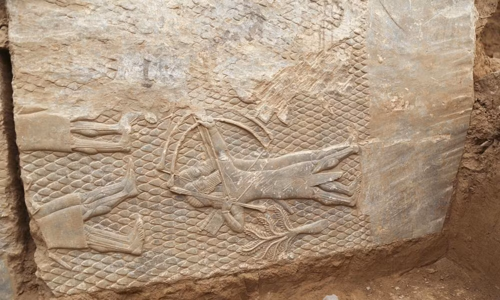  10. Tàn tích cung điện Assyrian ở Iraq. Một cung điện thời đế chế Assyria với các bức phù điêu độc đáo được tìm thấy gần Mosul, minh chứng cho sự thịnh vượng của đế chế này. Ảnh: Pinterest.