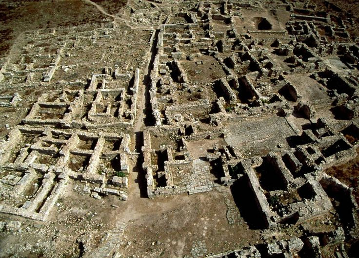  2. Thành phố cổ Ugarit. Ugarit (ngày nay nằm gần Latakia) là nơi phát minh ra bảng chữ cái đầu tiên trong lịch sử nhân loại, tiền thân của bảng chữ cái Latinh hiện nay. Ảnh: Pinterest.