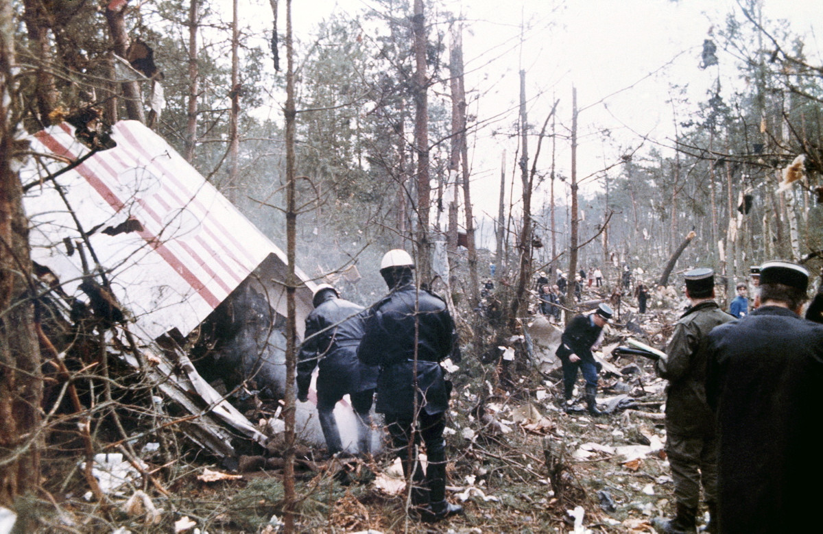  Turkish Airlines Flight 981 (3/3/1974). Cửa khoang chở hàng bị bật ra khi máy bay đang bay, gây mất áp suất cabin và làm hỏng hệ thống điều khiển. Máy bay rơi khi cố gắng hạ cánh khẩn cấp. Thiệt hại nhân mạng: 346 người chết. Ảnh: NY Daily News.