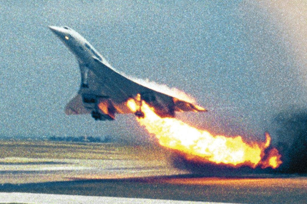  Air France Flight 4590 (25/7/2000). Lốp của chiếc máy bay Concorde bị nổ do va chạm với mảnh kim loại trên đường băng, làm thủng thùng nhiên liệu và gây cháy. Máy bay mất kiểm soát và đâm xuống đất khi cố gắng quay lại sân bay. Thiệt hại nhân mạng: 113 người chết. Ảnh: Pinterest.