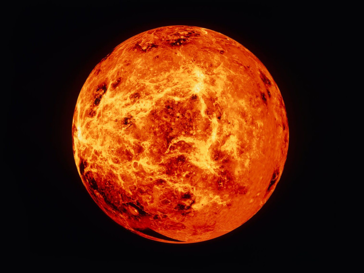  Hành tinh nóng nhất: Dù sao Kim không gần Mặt Trời nhất, nhưng bề mặt của nó nóng hơn tất cả các hành tinh khác trong Hệ Mặt Trời, với nhiệt độ trung bình khoảng 475°C, do hiệu ứng nhà kính cực kỳ mạnh mẽ. Ảnh: Pinterest.