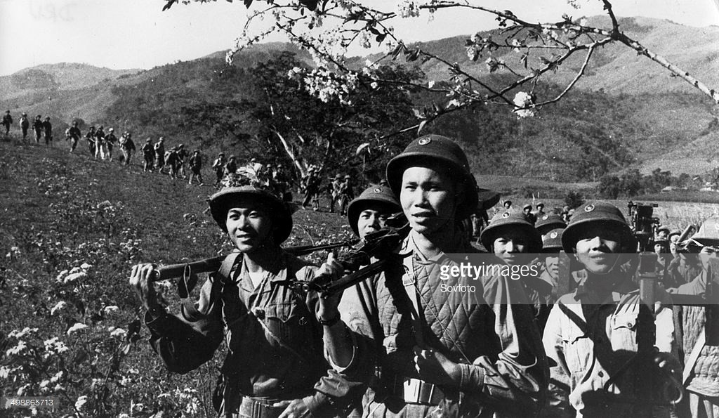  1. Nghệ thuật chiến tranh nhân dân: Quân đội phải được xây dựng từ quần chúng, dựa trên sự ủng hộ của nhân dân để phát huy sức mạnh tổng hợp. Cuộc kháng chiến chống Mỹ chỉ có thể thành công khi được toàn dân ủng hộ và tham gia. Ảnh: Getty Images.